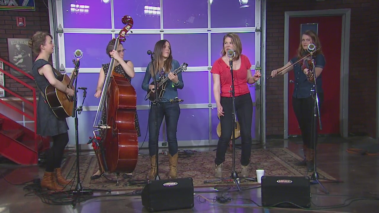 Della Mae performance