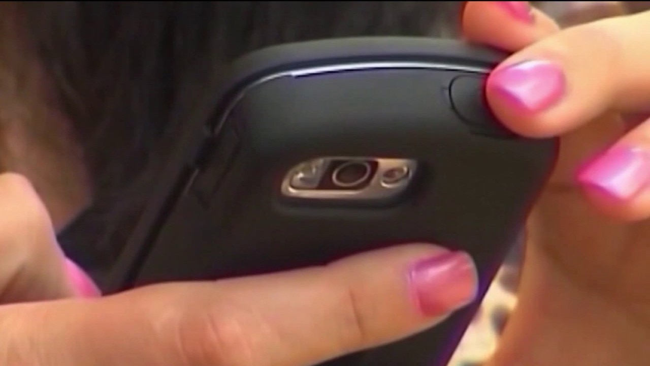 Illinois lawmakers approve school cell phone ban