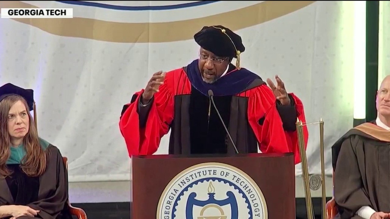 Sen. Warnock speaks at commencement