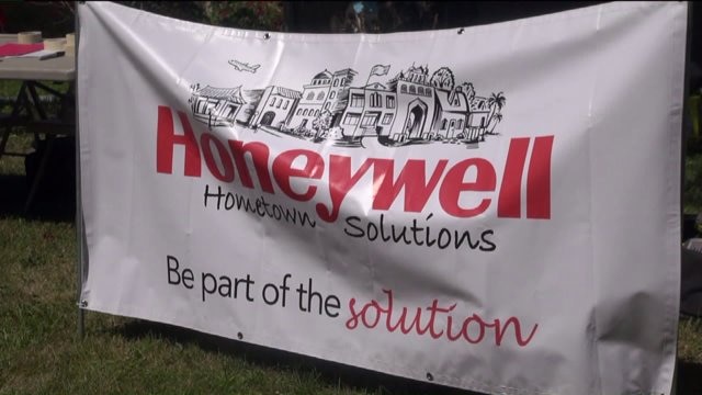 Honeywell employees drop their office work to help renovate veteran`s home