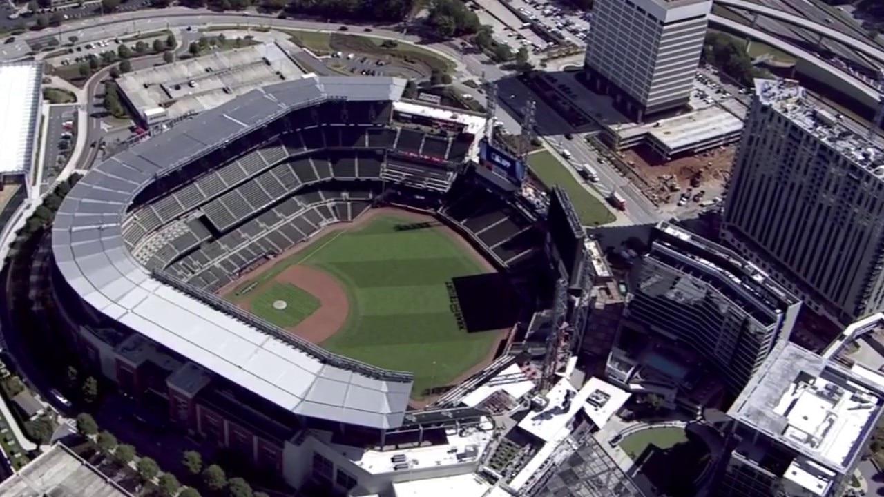 Braves fans arrive for Game 3 against Dodgers