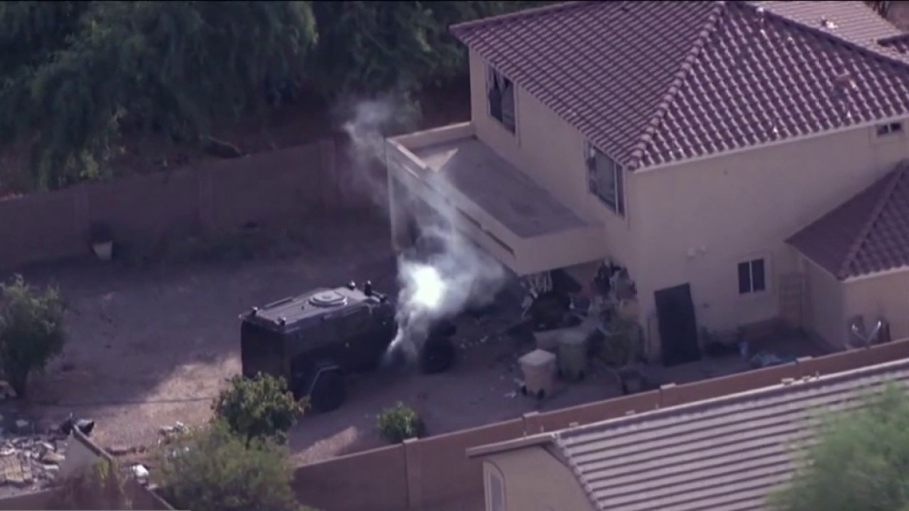 Suspect firing at officers amid Glendale standoff