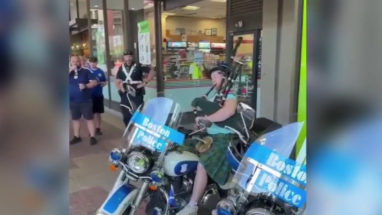 Scottish World Cup fans play bagpipes for police officers