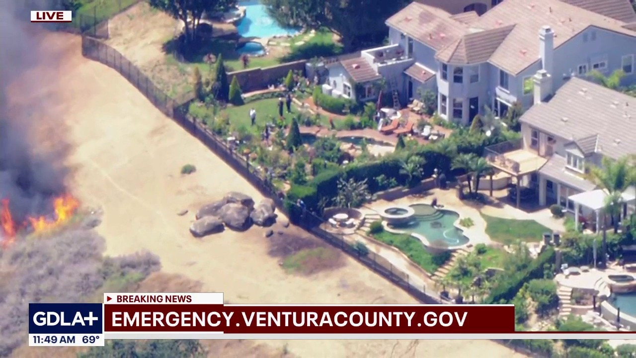 Fire threatens homes in Simi Valley