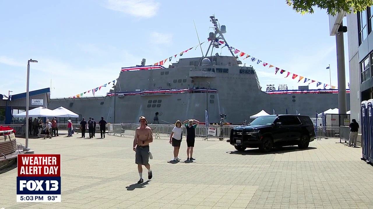 Seattleites cool off from summer heat during Fleet Week