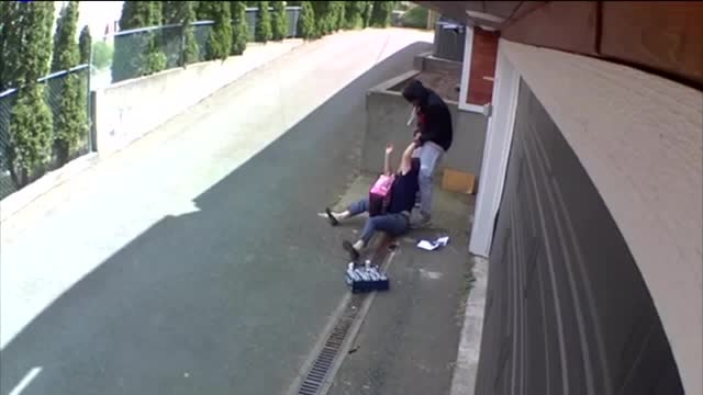 68-year-old Seattle woman viciously attacked by robber in front of her home