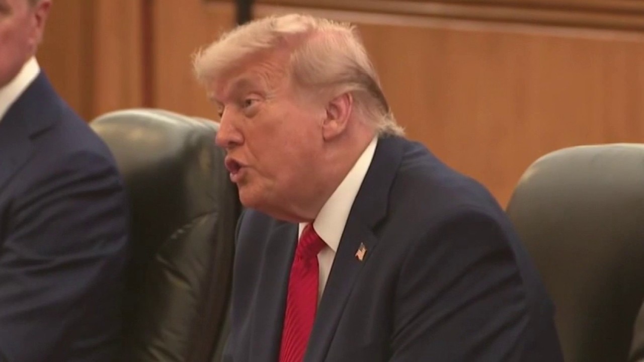 Trump meets with China's President, attends banquet