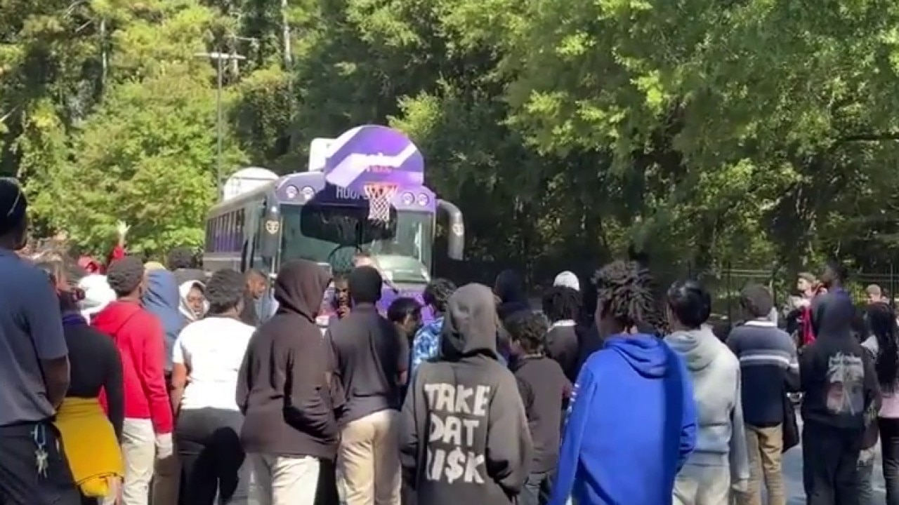 Hoopbus unites Atlanta students through basketball hype