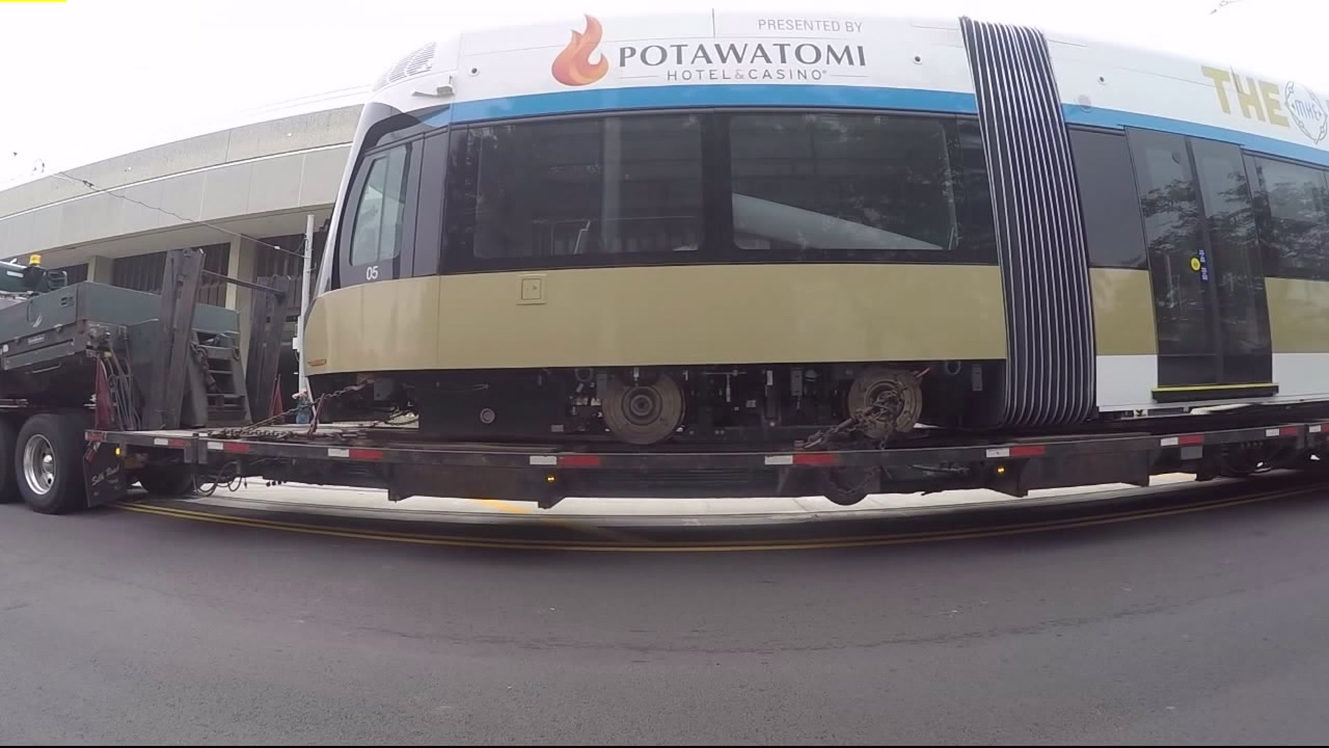 Last streetcar arrives