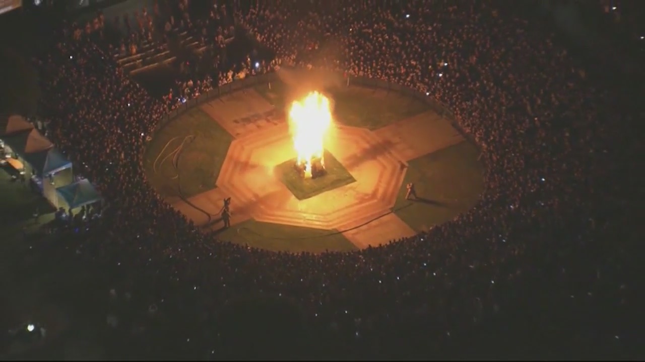 UCLA?USC rivalry: Bonfire and rally held before Saturday's game
