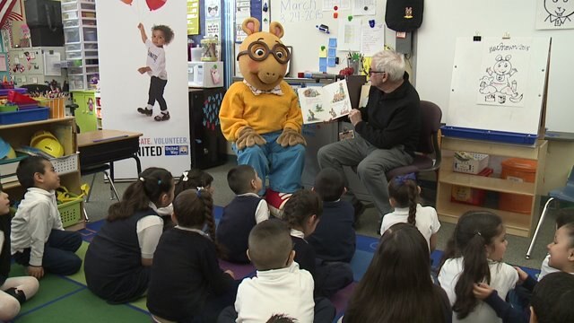 Author of "Arthur" visits Milwaukee for United Way`s "Reading Blitz"