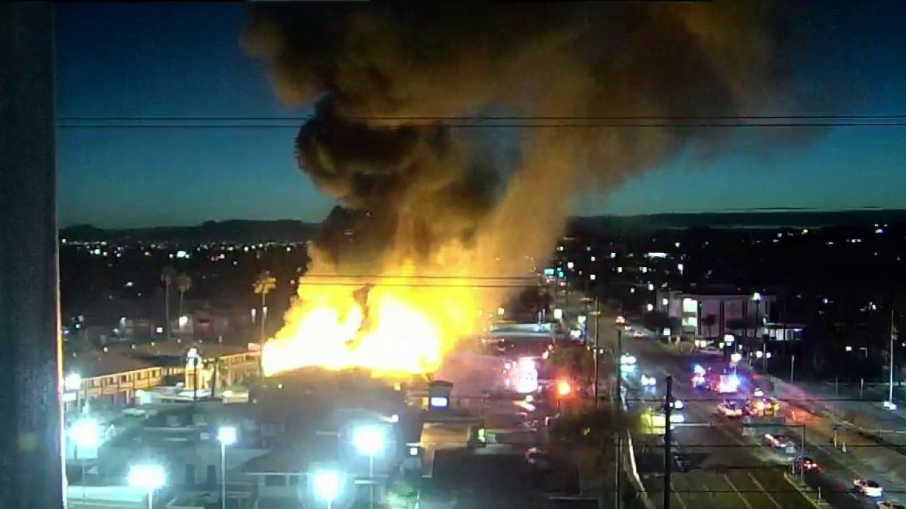 Fire erupts at north Phoenix hotel