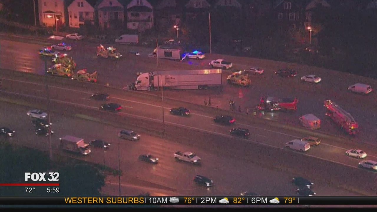 Jackknifed semi closes all inbound lanes of Kennedy Expressway
