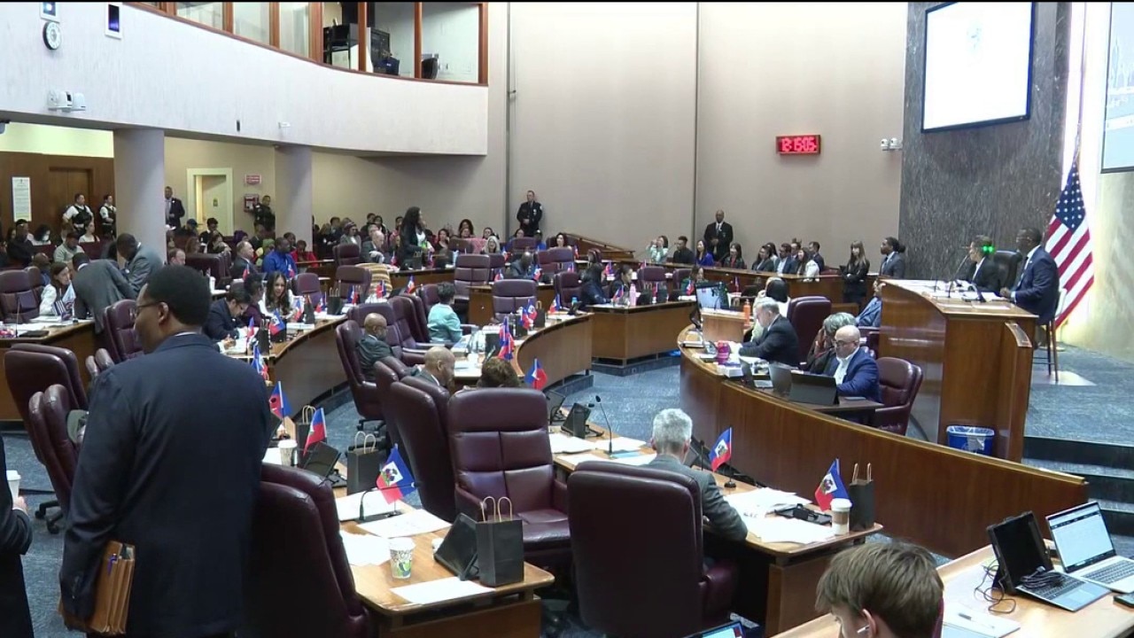 Chicago City Council OKs pause on wage hike for tipped workers