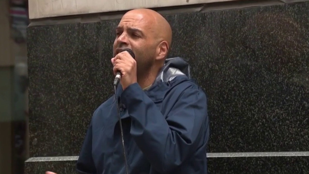 Chicago street performer finds success after robbery: 'A bad thing turned into a good thing'