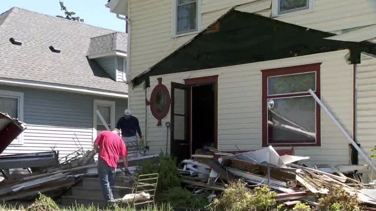 Bus crashes into Mpls home after deadly collision