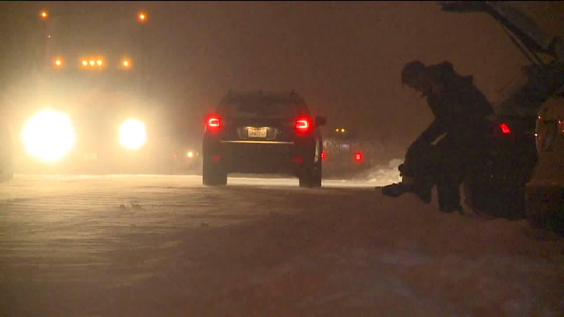 Snowfall blankets Snoqualmie Pass causing issues for many drivers
