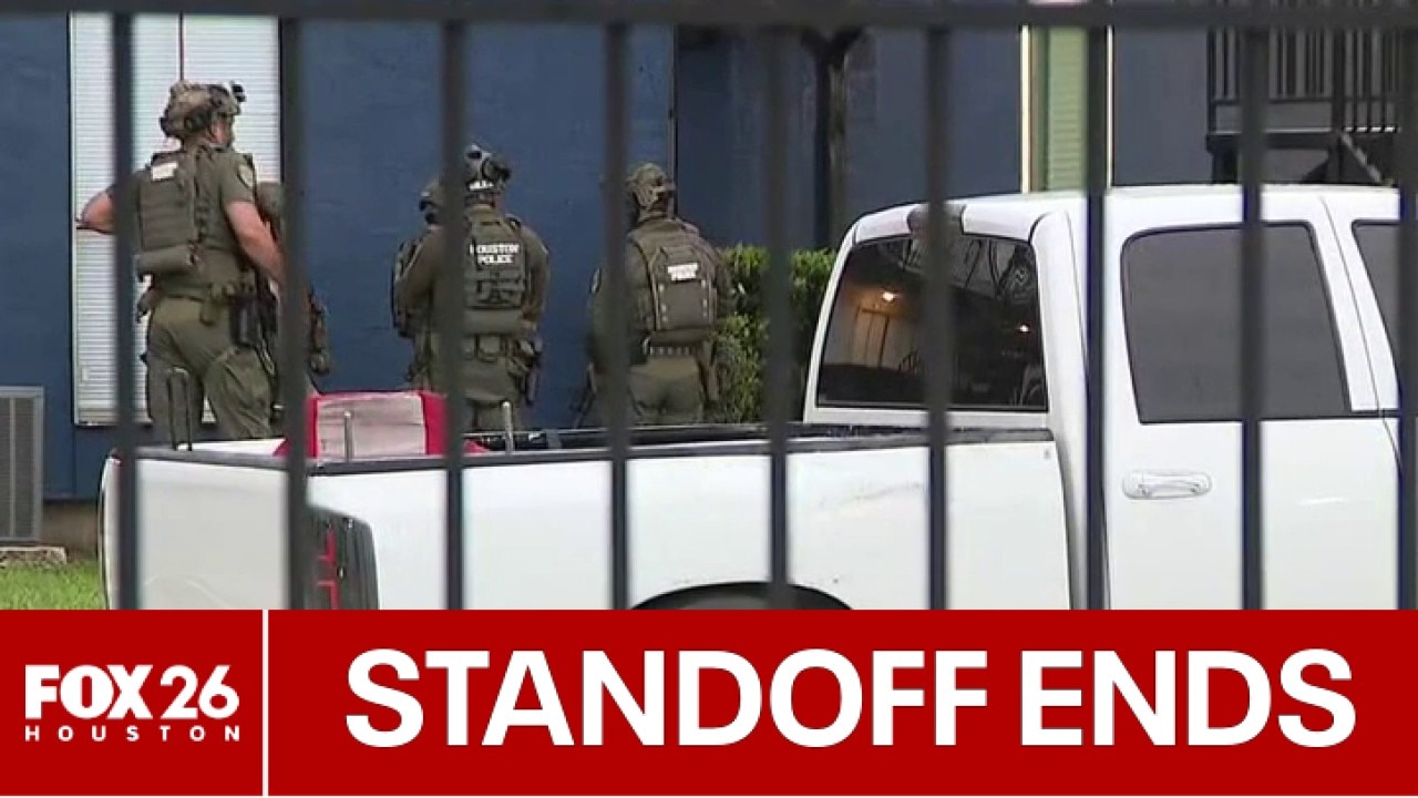 Man dead after standoff at apartment complex