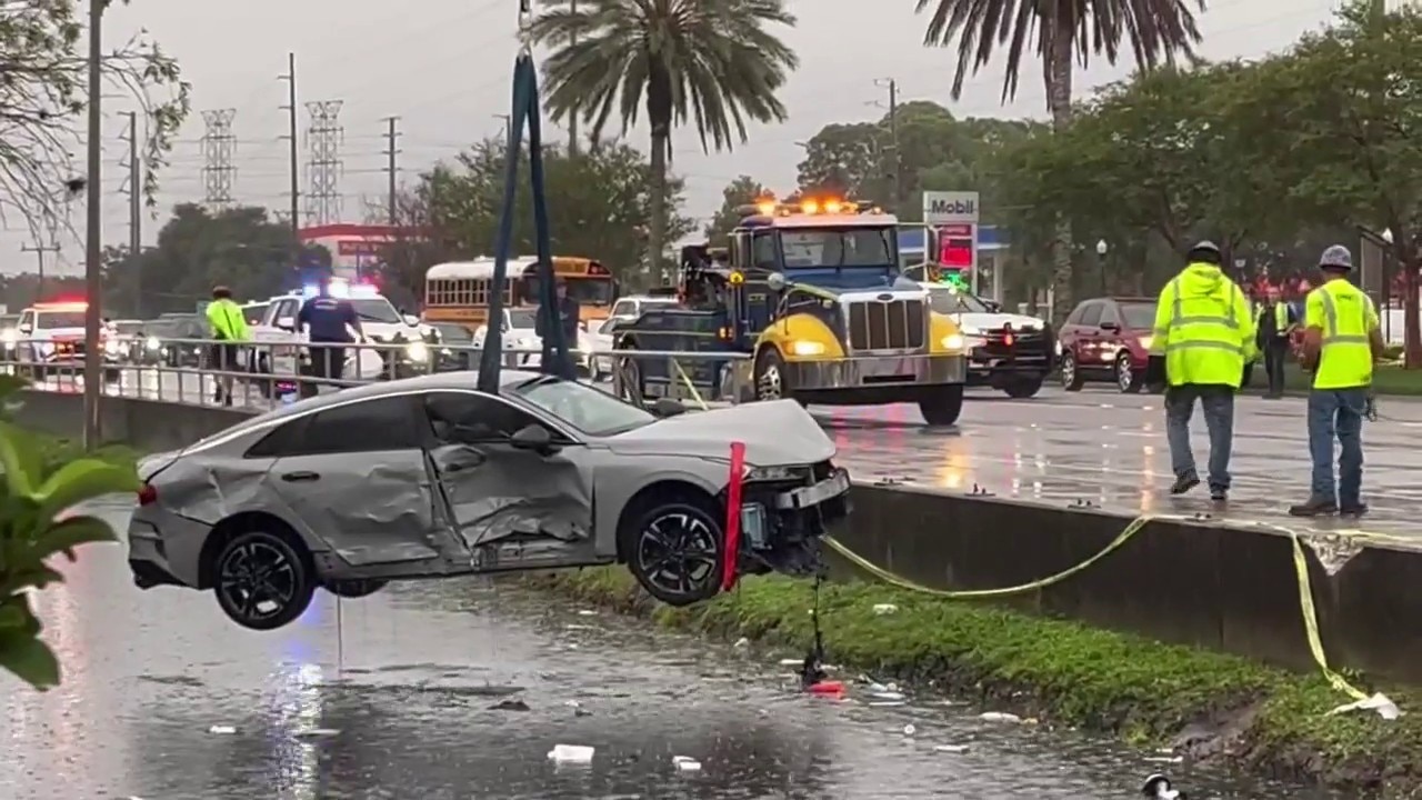 2 cars submerged after Oldsmar crash