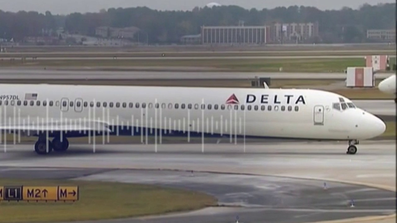 Close call between 2 Delta jets at Atlanta airport