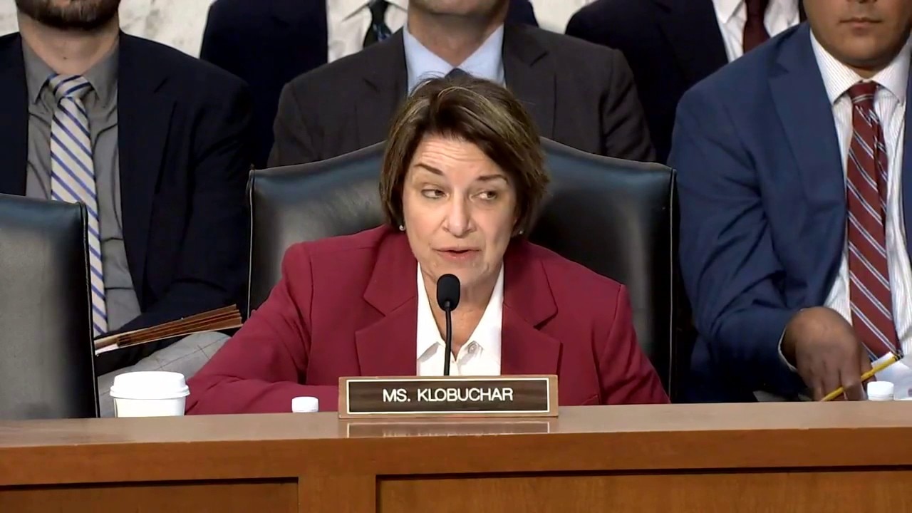 Klobuchar questions Patel on Good, Pretti cases
