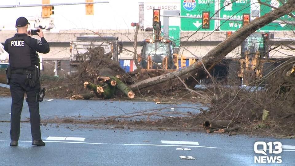 Landslide closes Maple Valley Highway in Renton