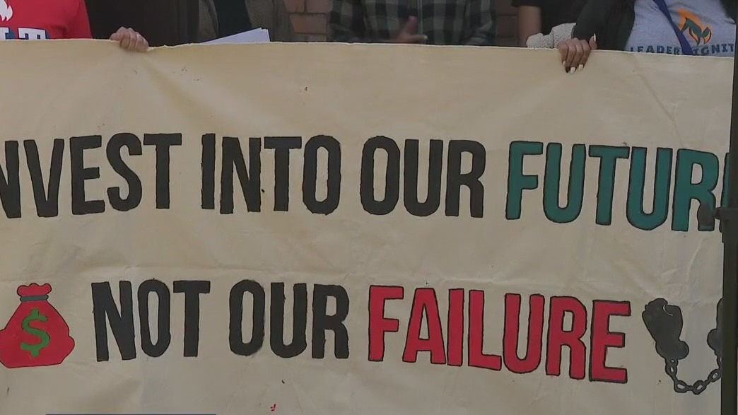 Milwaukee police in city schools; element of GOP shared revenue plan