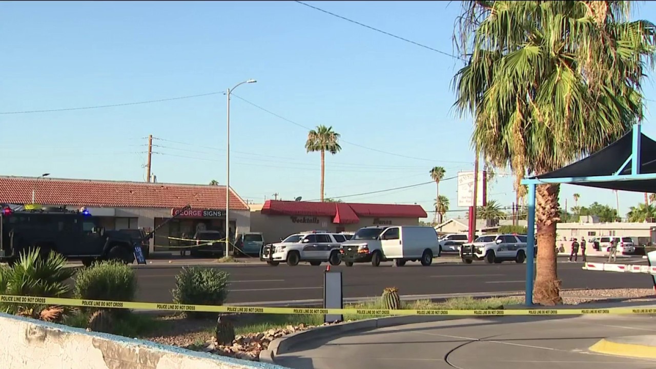 Armed man barricaded inside Phoenix bar