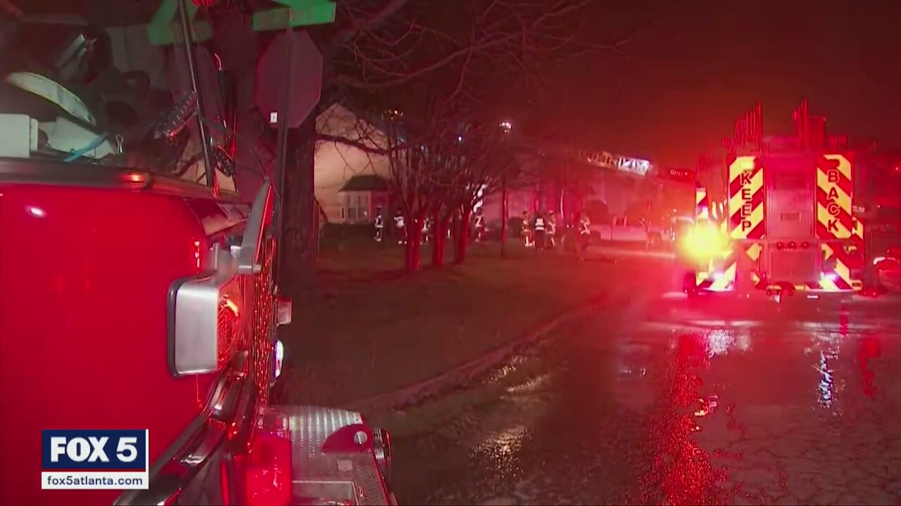 Family escapes apartment fire
