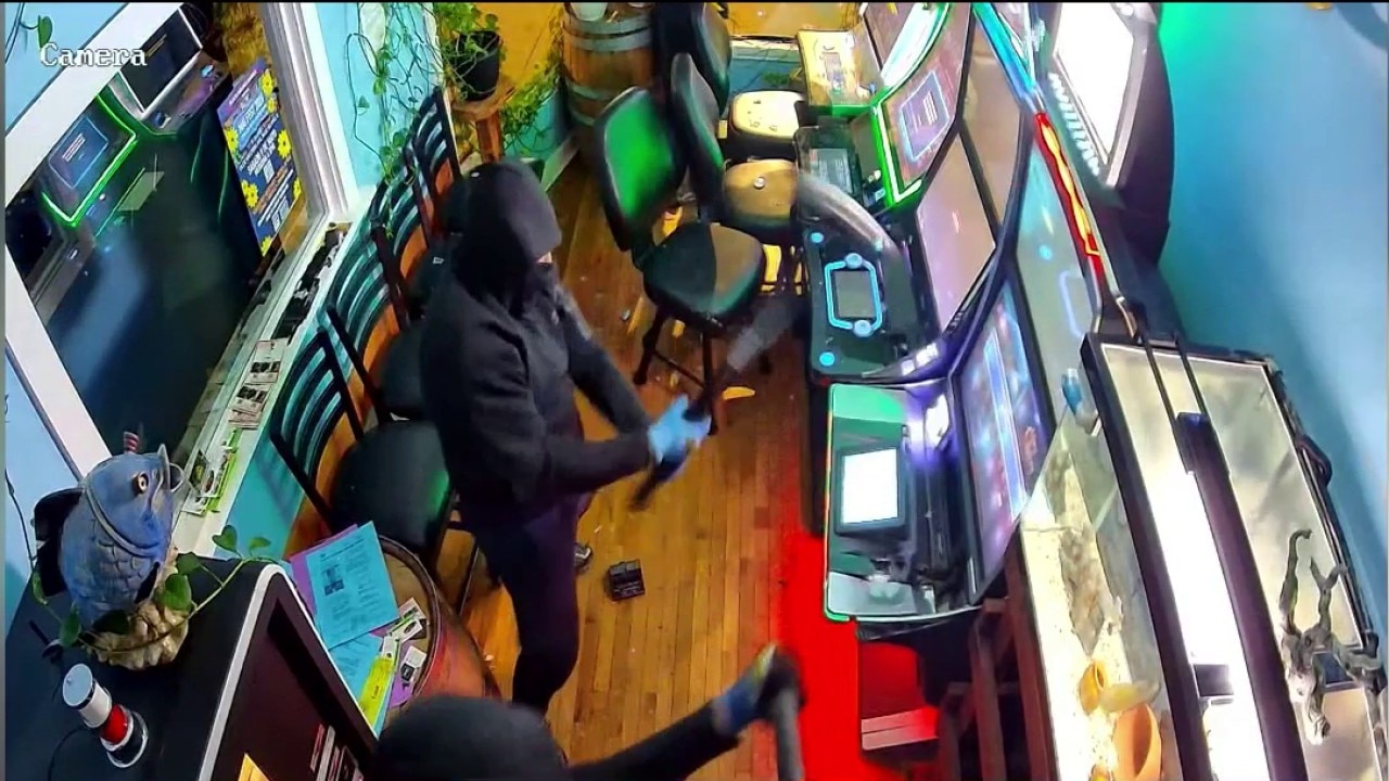 Smash-and-grab burglaries hit Blue Island, South Loop businesses overnight