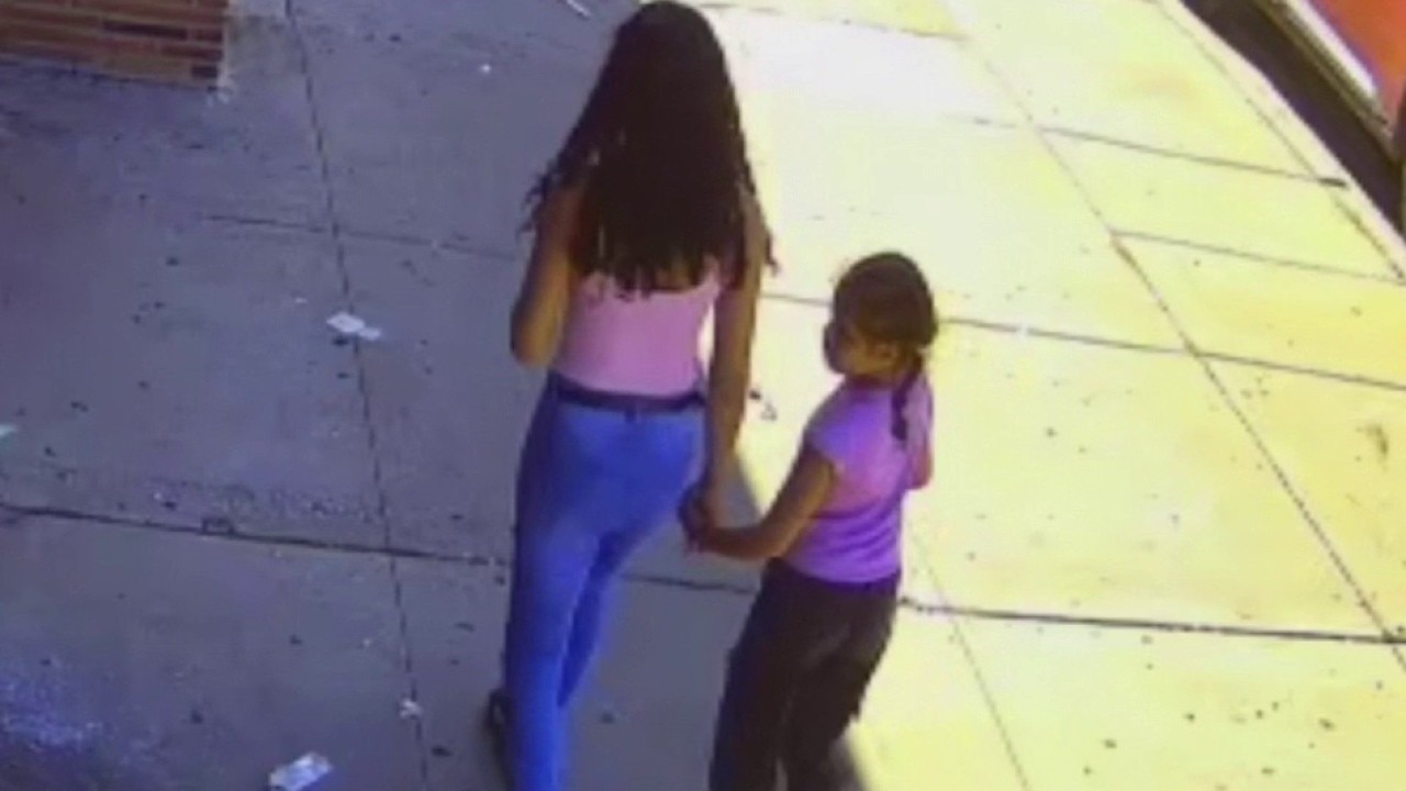 'Stay with me': Video shows moments before and after 7-year-old Chicago girl stabbed to death