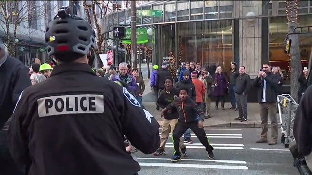 Seattle cop plays catch with kid during protests
