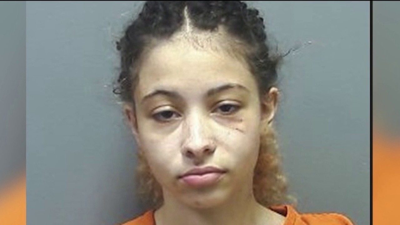 Officer helps mom who ran into Chick-fil-A after stabbing