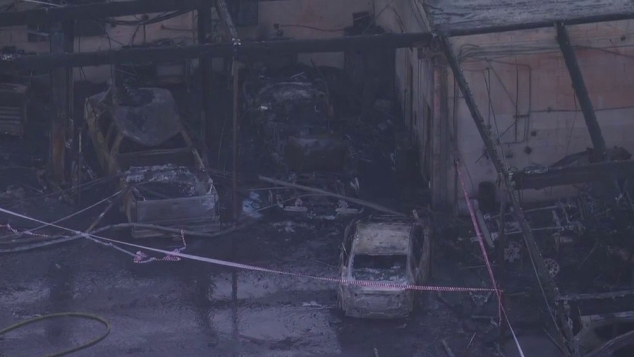 Cars damaged in fire at Valencia dealership