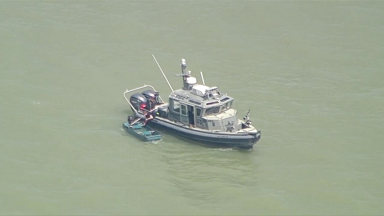 3 people rescued from Lake St. Clair after boat capsizes