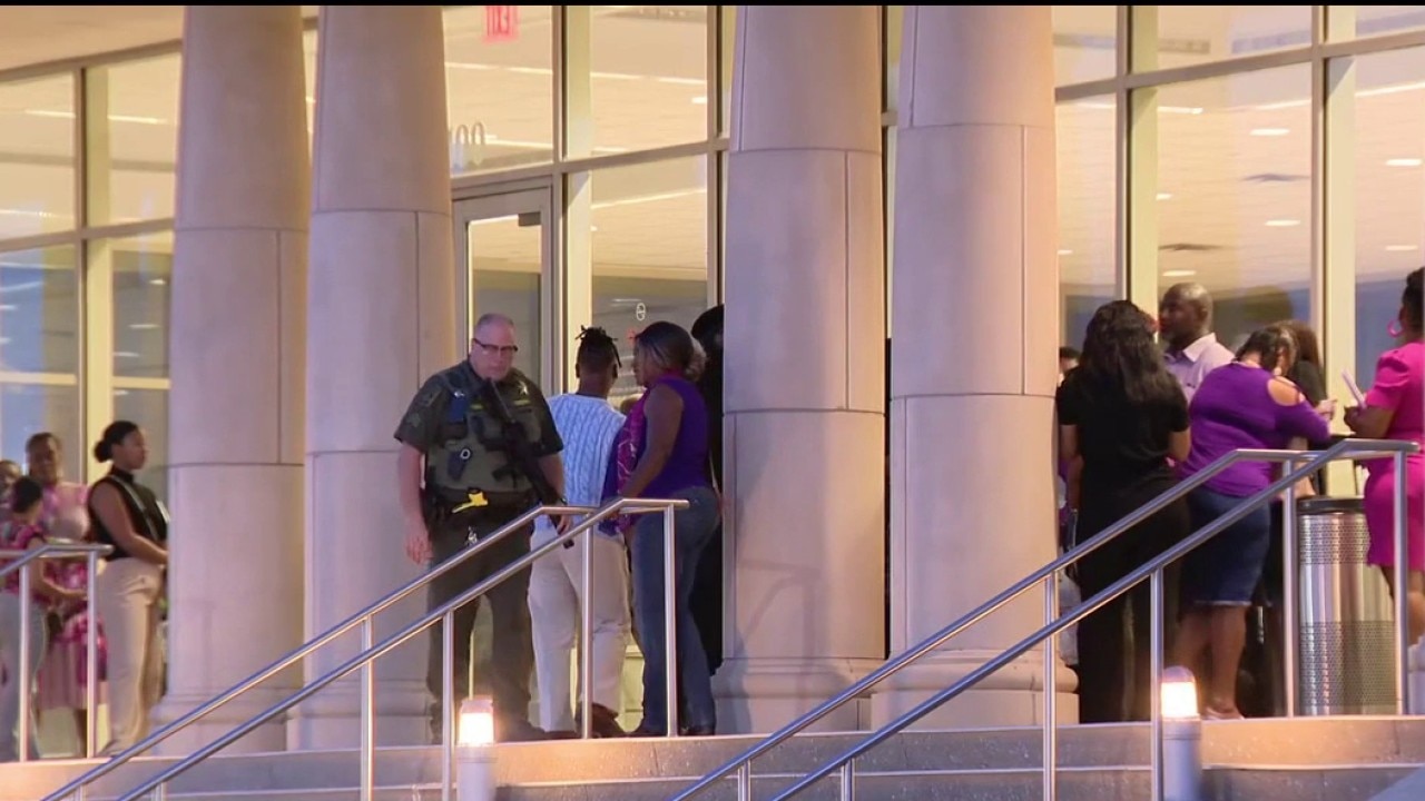 People line up outside Karmelo Anthony hearing before trial