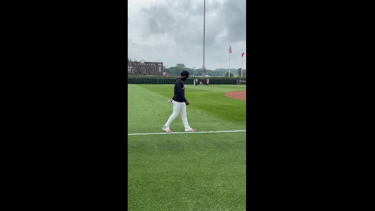 Twins hold pregame workout at Field of Dreams site