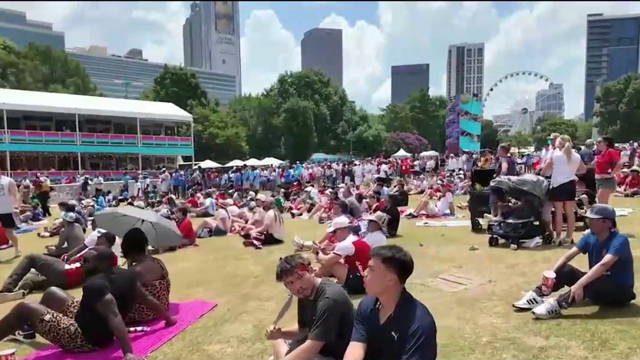 Downtown fan festival draws huge crowds despite heat
