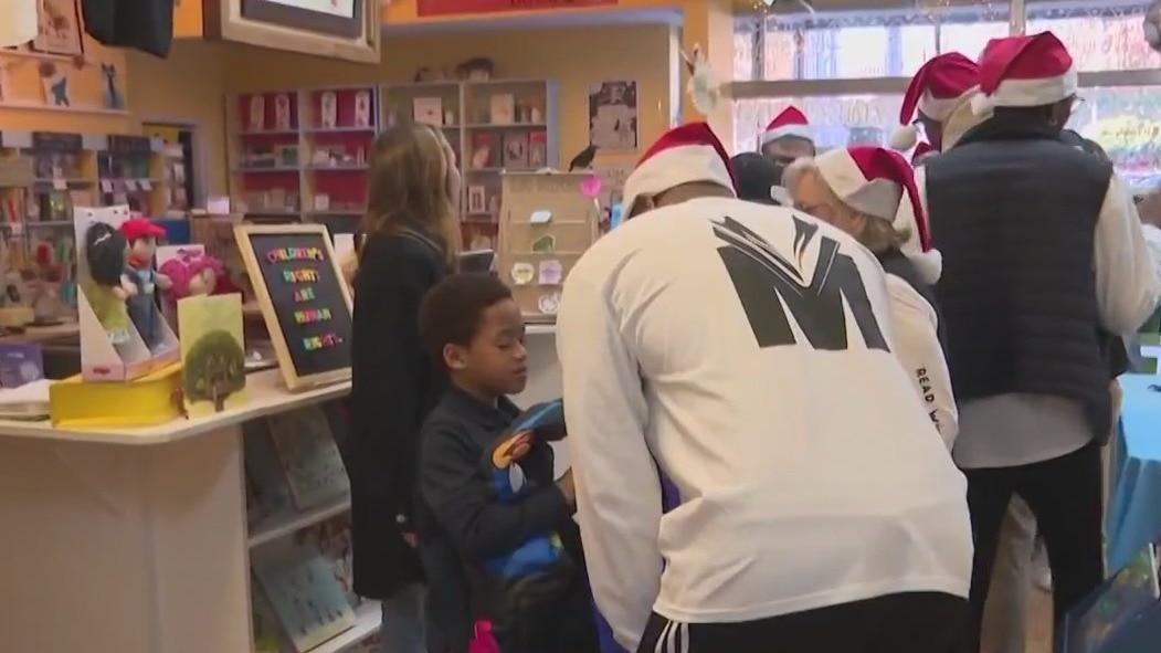 Former Bulldog shops for books with students