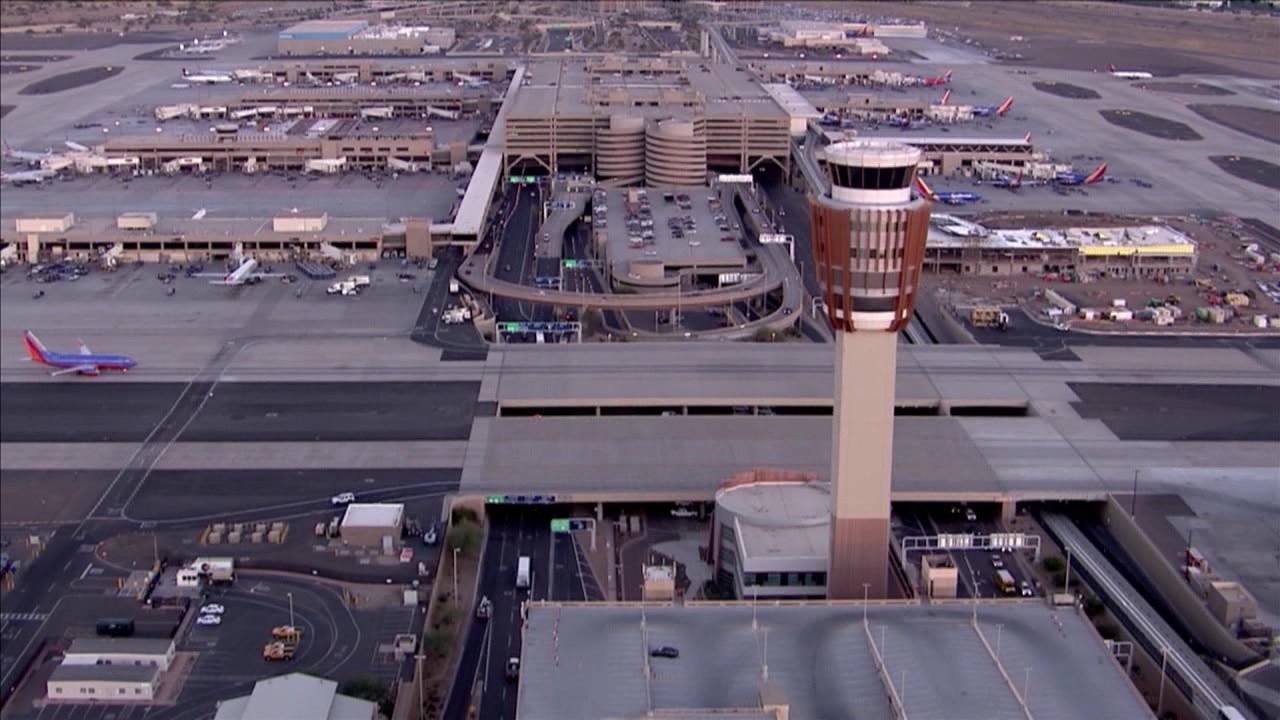 Hundreds of delays at Sky Harbor on Thursday