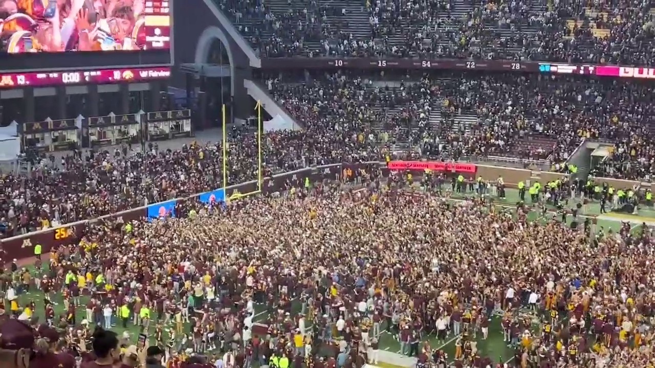 Gopher fans rush field after Iowa win