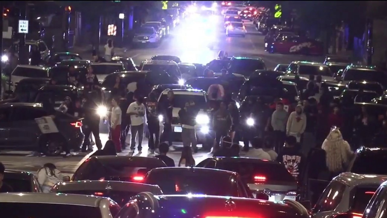Large gathering, apparent drag racing in Chicago's South Loop, vidoe shows