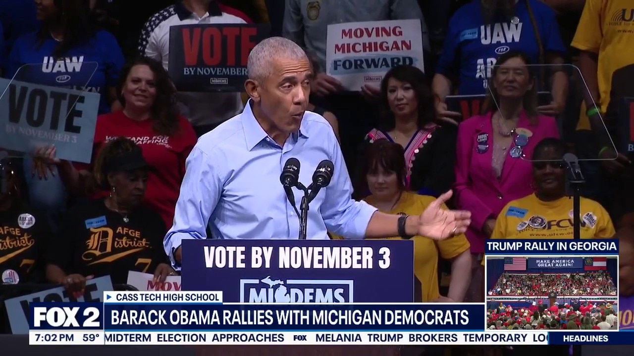 Obama calls for help as crowd member faints