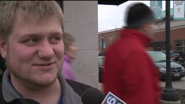 "I`m that guy:" Shoppers flock to Bayshore Town Center to grab those last-minute Christmas gifts!