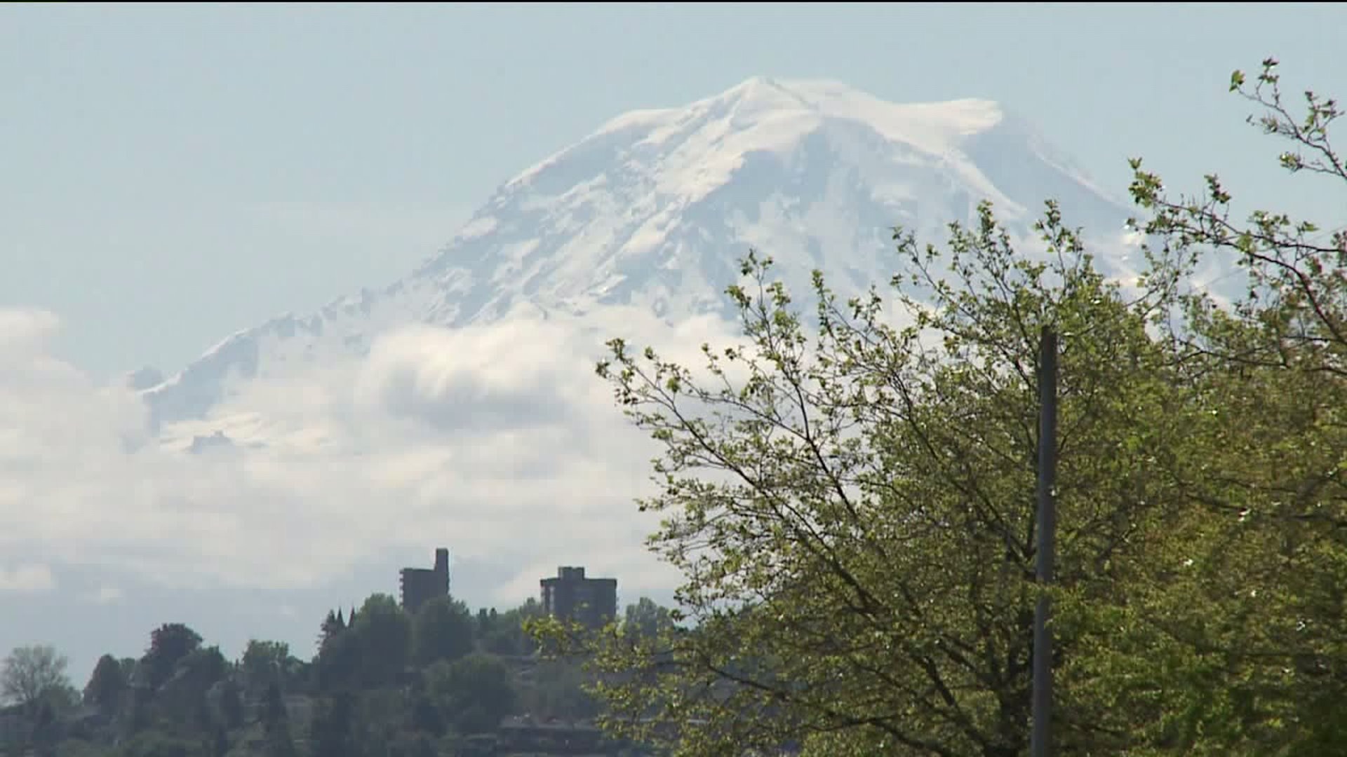 Climber dies after rockfall at Mount Rainier National Park; 5 others rescued