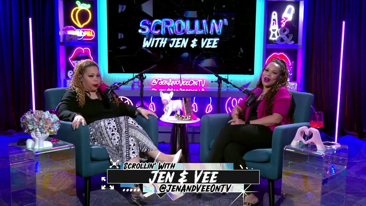 Commode Kisses | Scrollin' With Jen & Vee