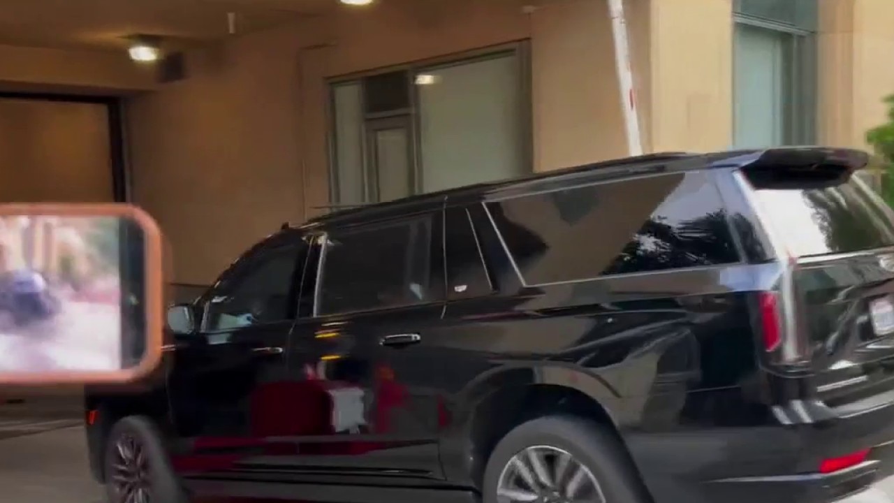 Elon Musk shows up to trial v. Sam Altman in Cadillac 