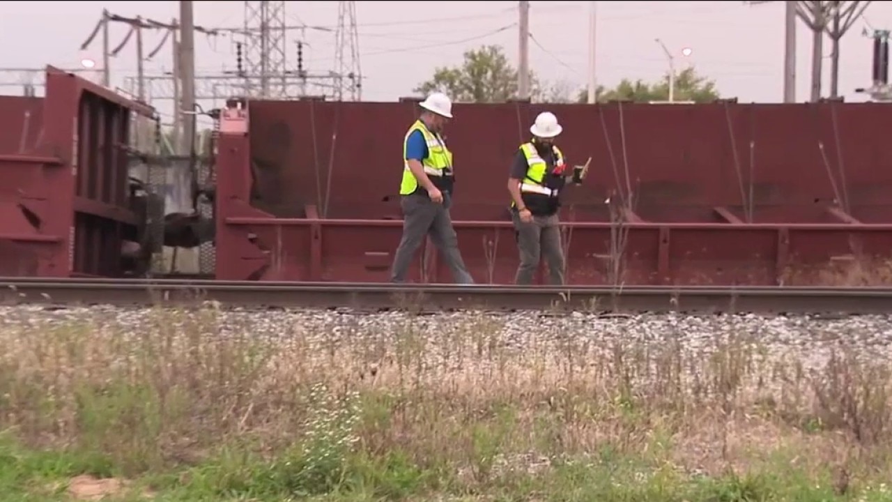 Train cars derail on Chicago's Southwest Side
