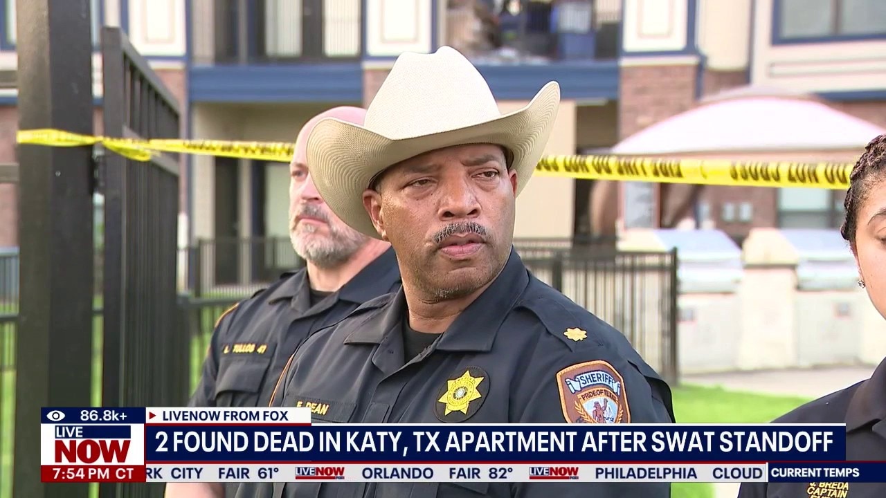Police update on SWAT standoff at Texas apartment 