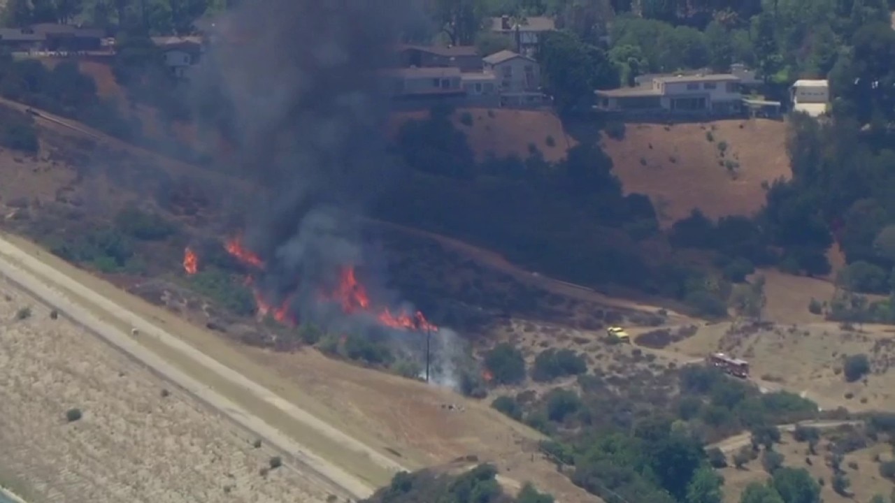 Brush fire erupts in Encino